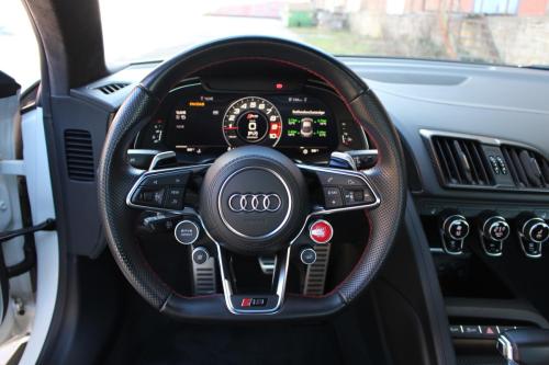 Audi-R8-Cockpit-POV